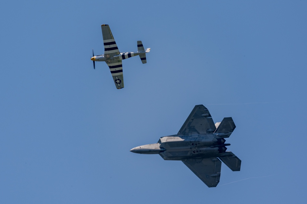 F-22 Raptor Demo Team takes to the skies