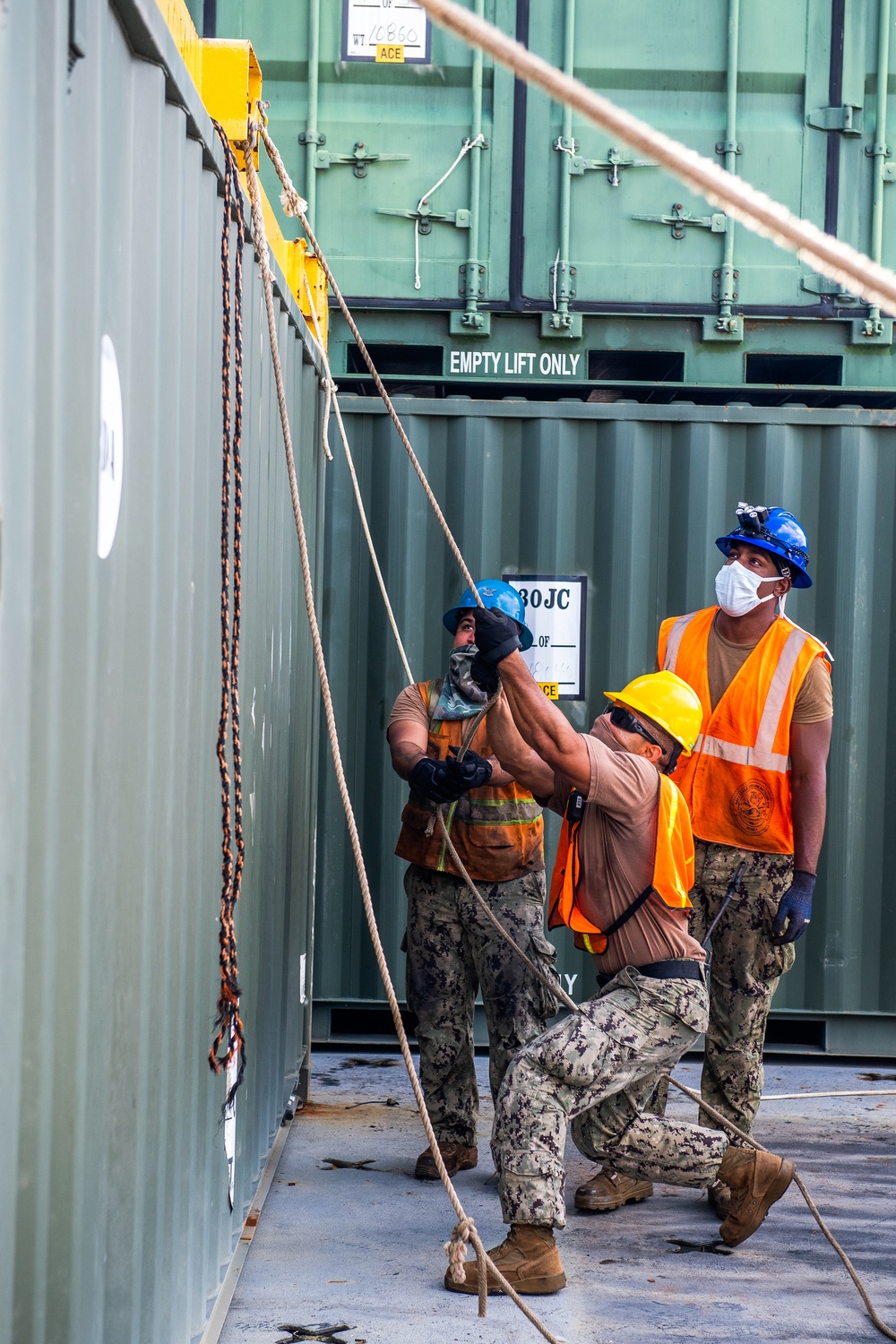 Sailors and Marines Offload EMF From USNS DAHL