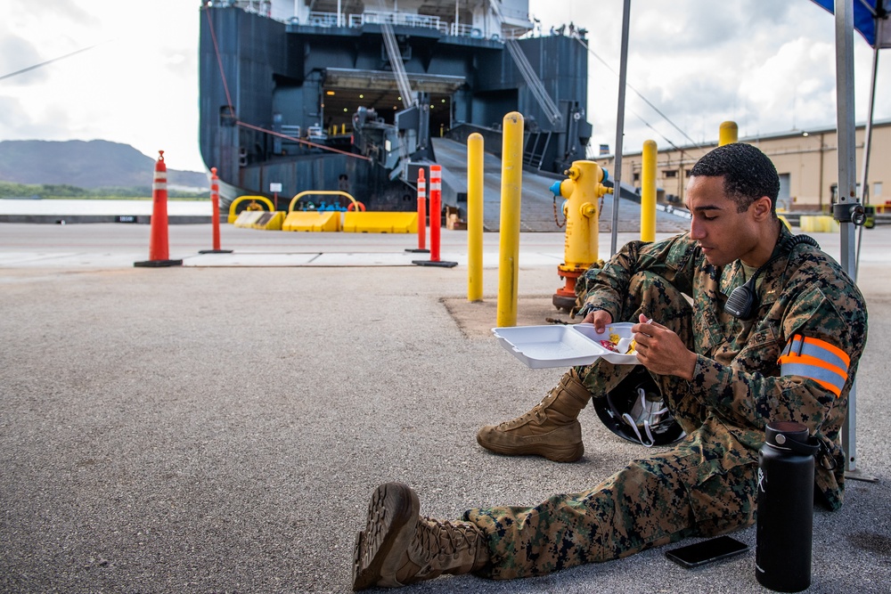 Sailors and Marines Offload EMF From USNS DAHL