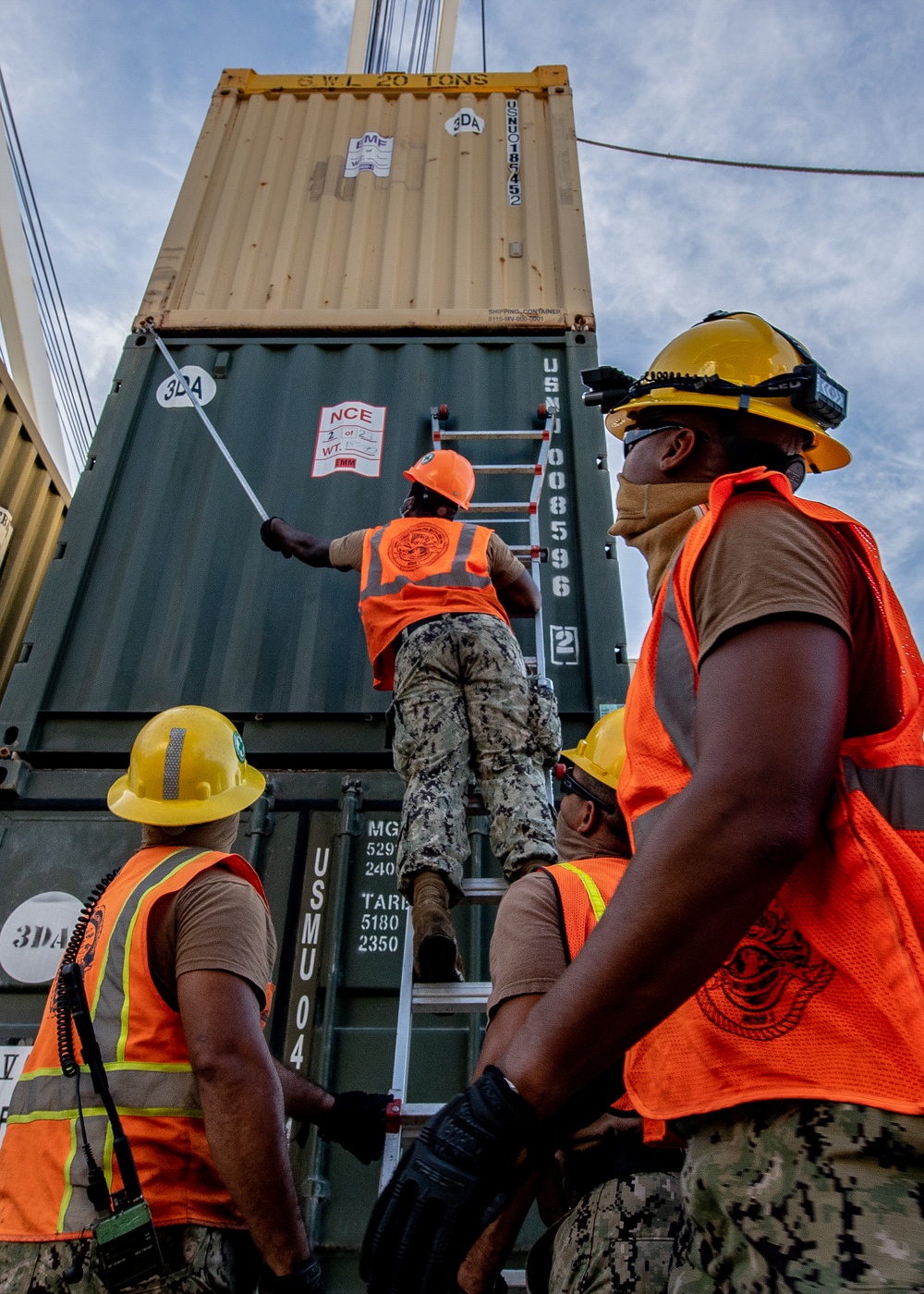 Sailors and Marines Offload EMF From USNS DAHL