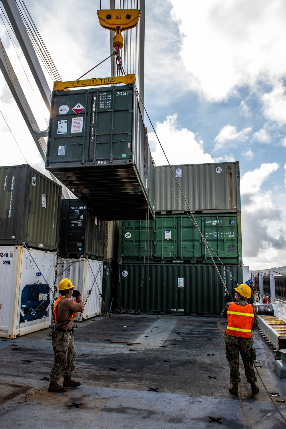 Sailors and Marines Offload EMF From USNS DAHL