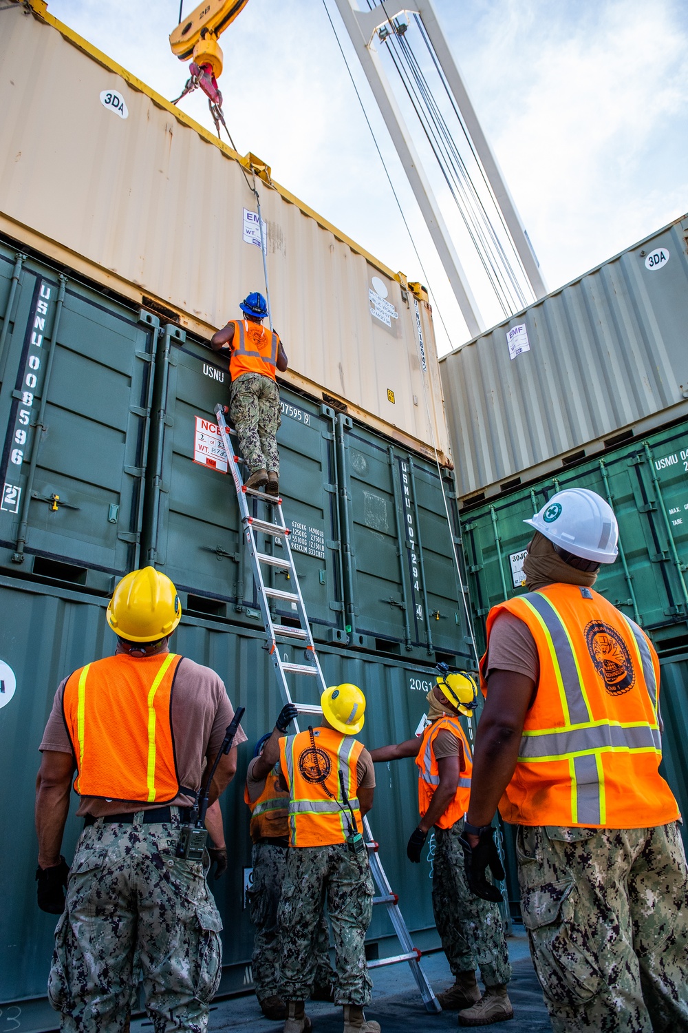 Sailors and Marines Offload EMF From USNS DAHL