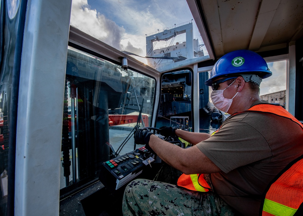 Sailors and Marines Offload EMF From USNS DAHL