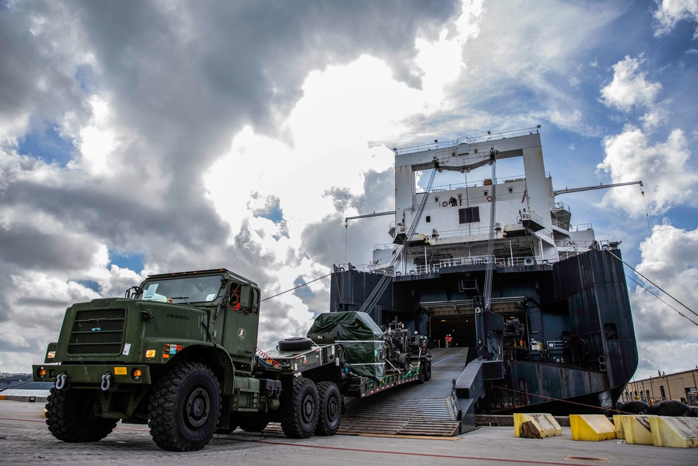 Sailors and Marines Offload EMF from USNS DAHL