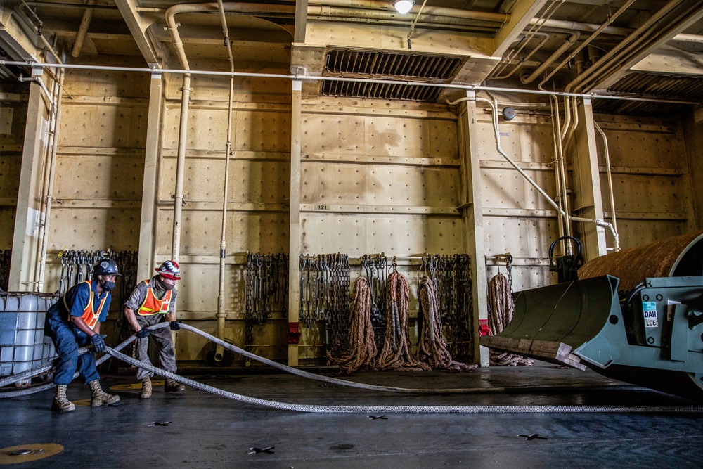 Sailors and Marines Offload EMF from USNS DAHL