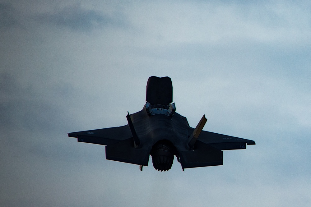 31st MEU, USS America conduct sunset flight operations in Philippine Sea