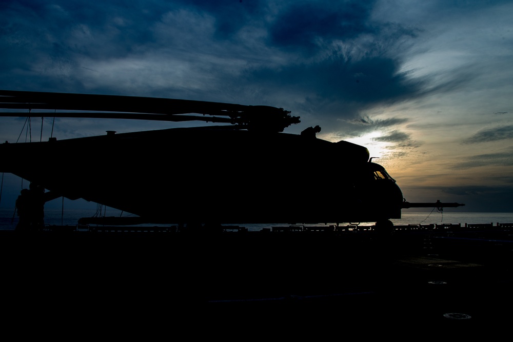 31st MEU, USS America conduct flight operations in Philippine Sea