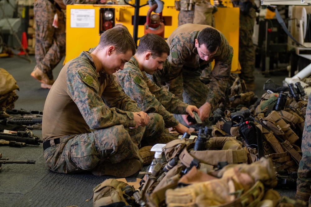 31st MEU Conducts Fast Rope Exercise Aboard USS America (LHA 6)