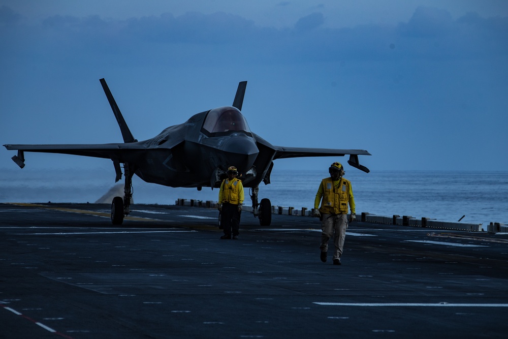 31st MEU, USS America conduct flight operations in Philippine Sea