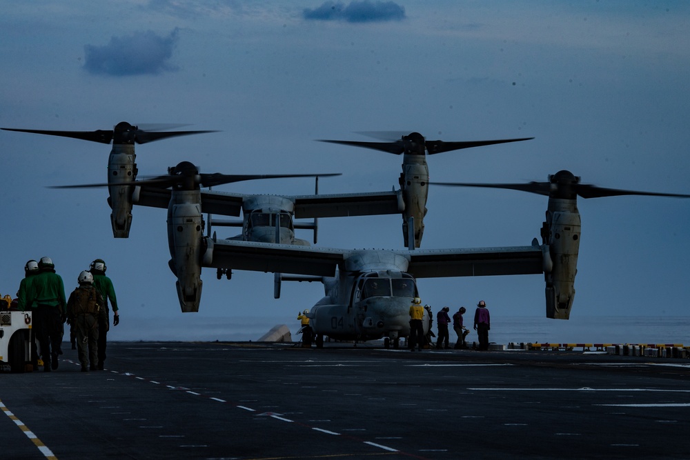 31st MEU, USS America conduct flight operations in Philippine Sea