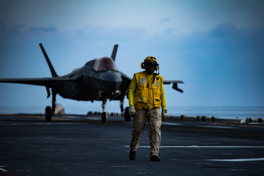 31st MEU, USS America conduct flight operations in Philippine Sea