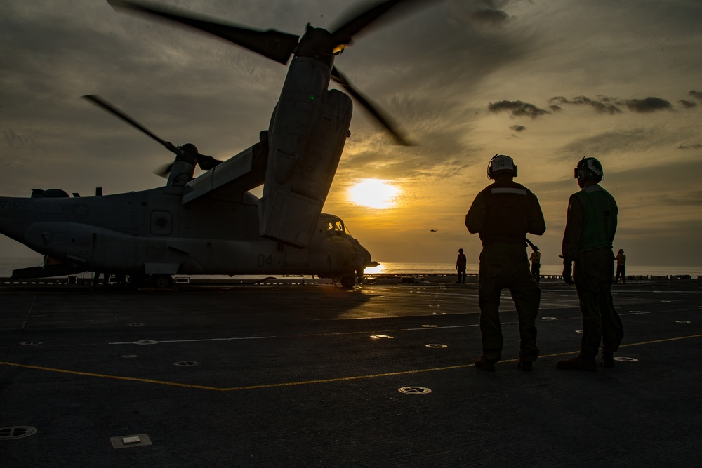 31st MEU, USS America conduct flight operations in Philippine Sea