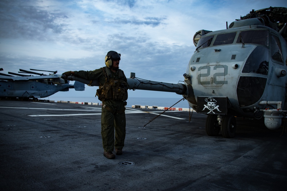 31st MEU, USS America conduct sunset flight operations in Philippine Sea