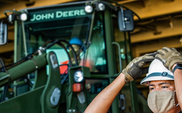 U.S. Marines and Sailors Offload EMF from USNS DAHL