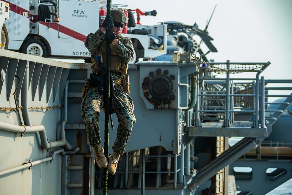 DVIDS Images 31st MEU Marines Hone Fast Rope Techniques And 