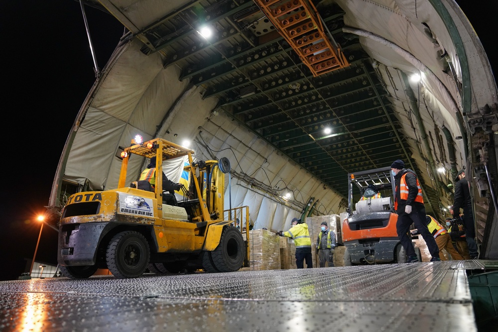 Ukrainian Cargo Plane Delivers Medical Supplies as Part of Project Airbridge