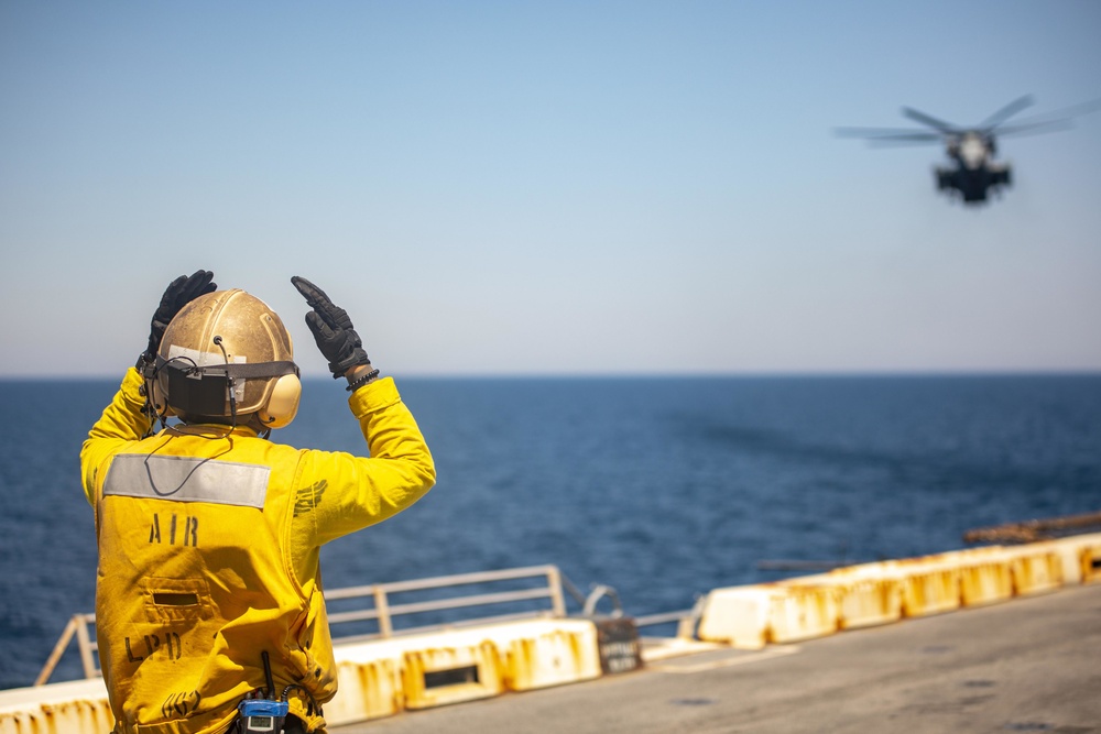 Sailors take part in flight operation