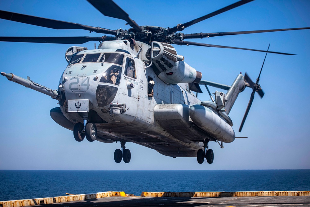 Sailors take part in flight operation