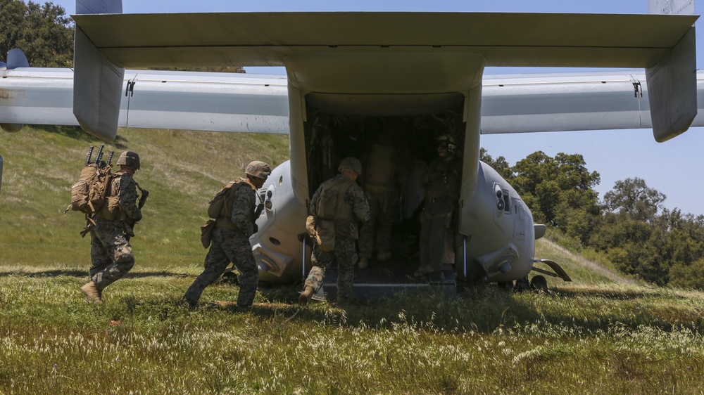 VMM-165 and HMH-462 Perform TRAP Mission
