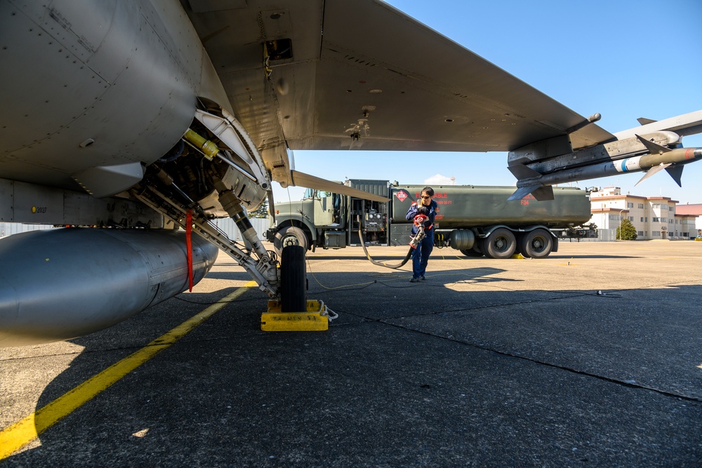 Refueling an F-16