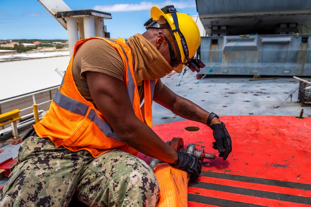 Sailors and Marines Offload EMF From USNS DAHL