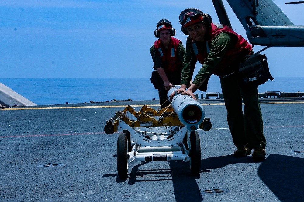 31st MEU Marines load AIM-120 AMRAAM onto F-35B fighter aircraft