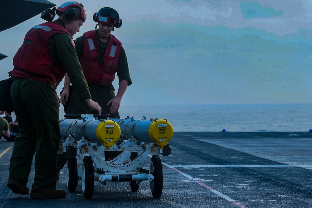 31st MEU Marines load AIM-120 AMRAAM onto F-35B fighter aircraft