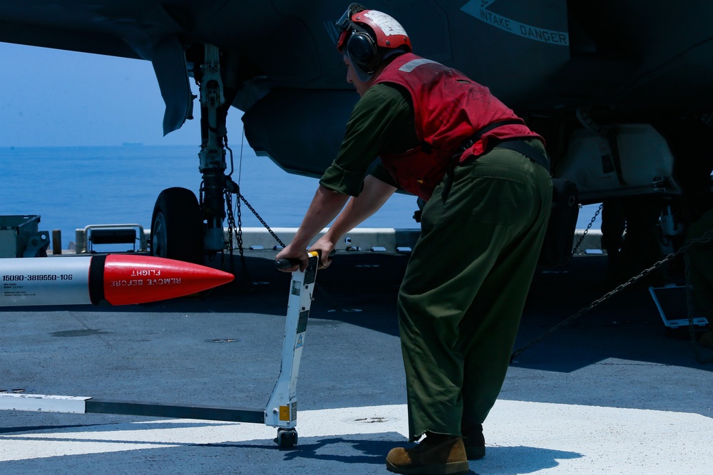 31st MEU Marines load AIM-120 AMRAAM onto F-35B fighter aircraft