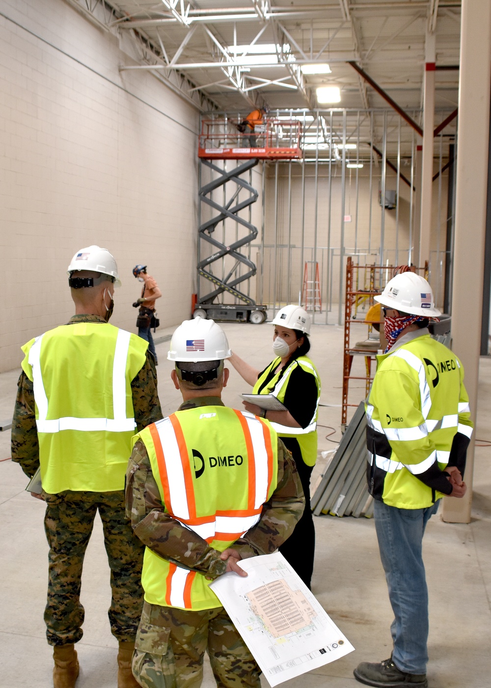 The deputy commanding general, 2nd Marine Expeditionary Brigade speaks with Rhode Island National Guard command staff