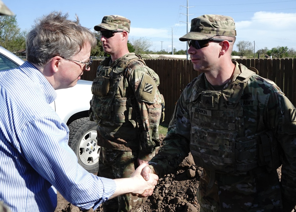 Dignitaries visit Southwest Border to meet the troops