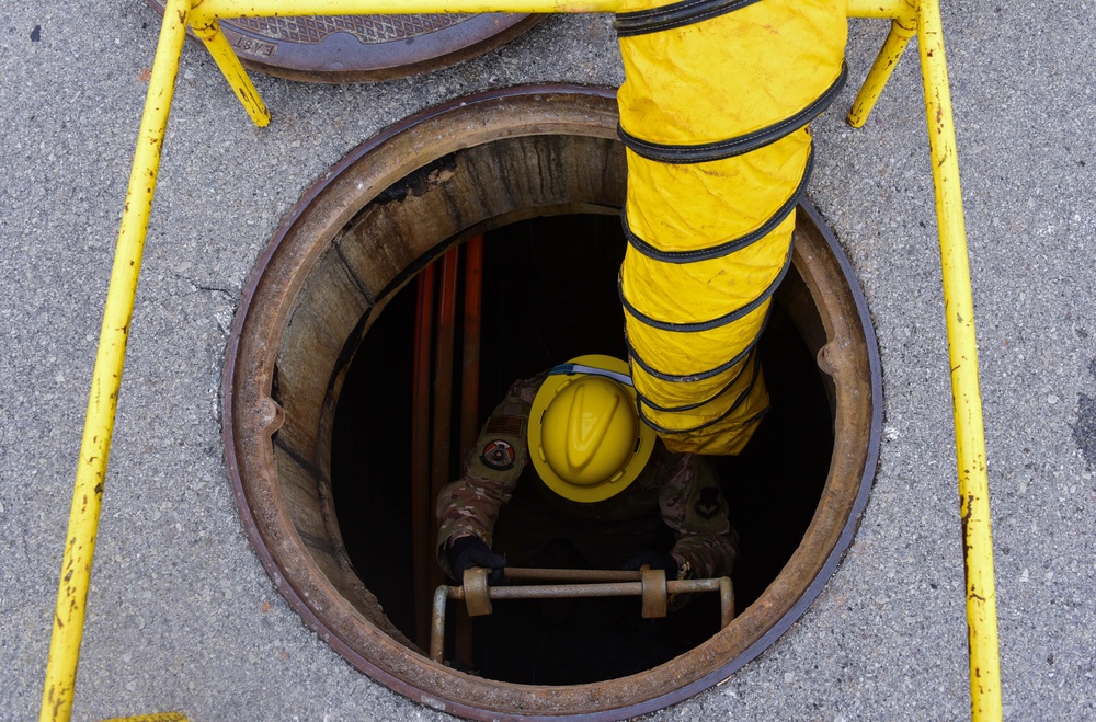 241st Engineering Installation Squadron installs fiber optic cable at McGhee Tyson Air National Guard Base