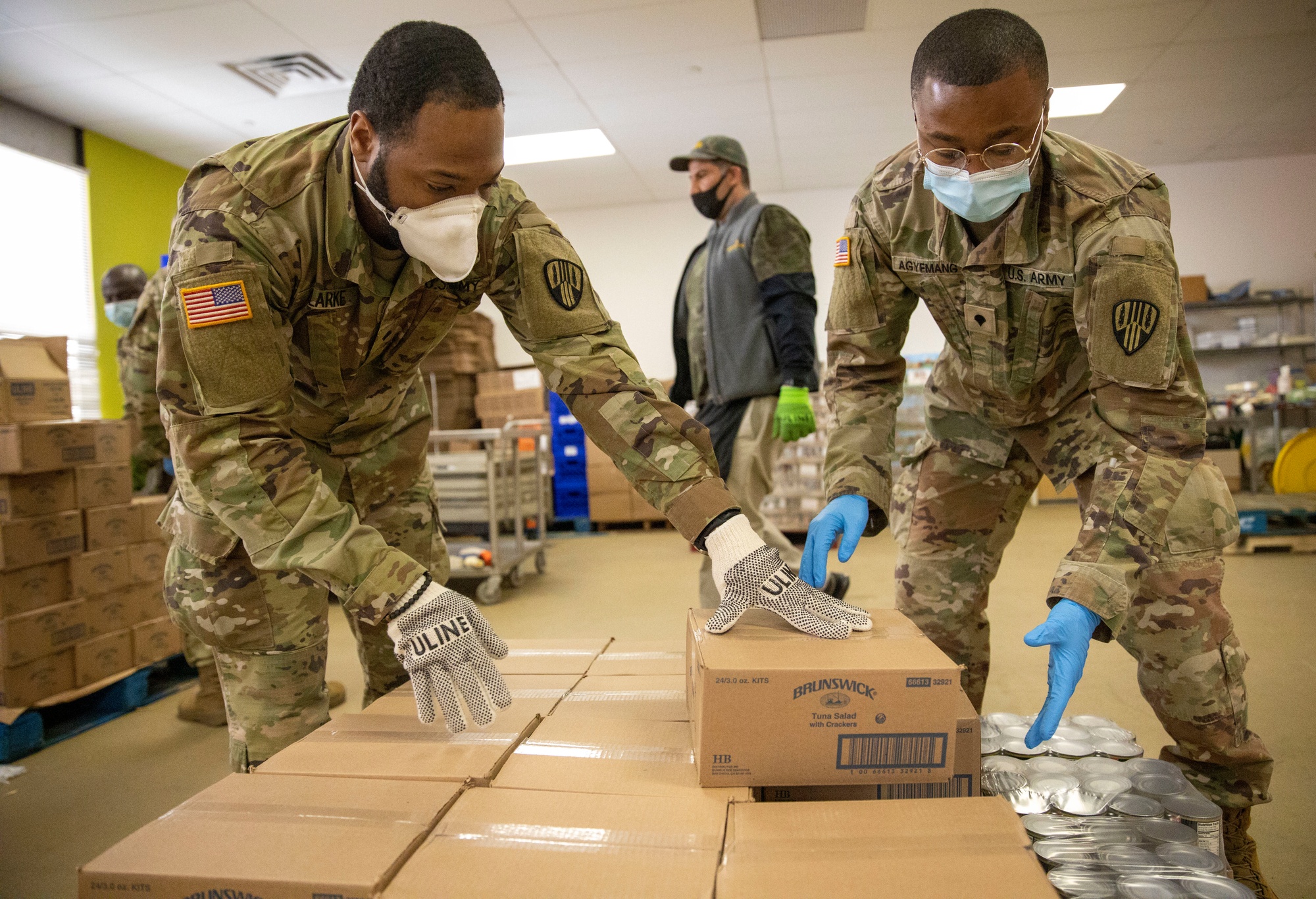 DVIDS - Images - NYARNG and Feeding Westchester distributes food to communities during the COVID-19 pandemic [Image 5 of 8]