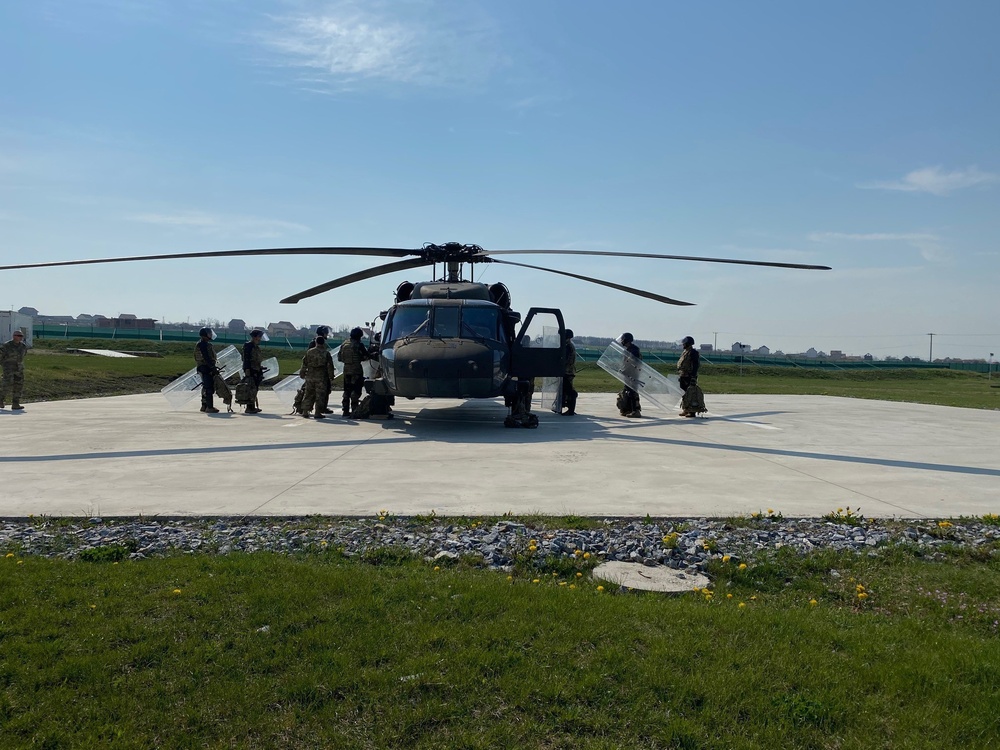 KFOR RC-E Maneuver Battalion conducts air movement drills