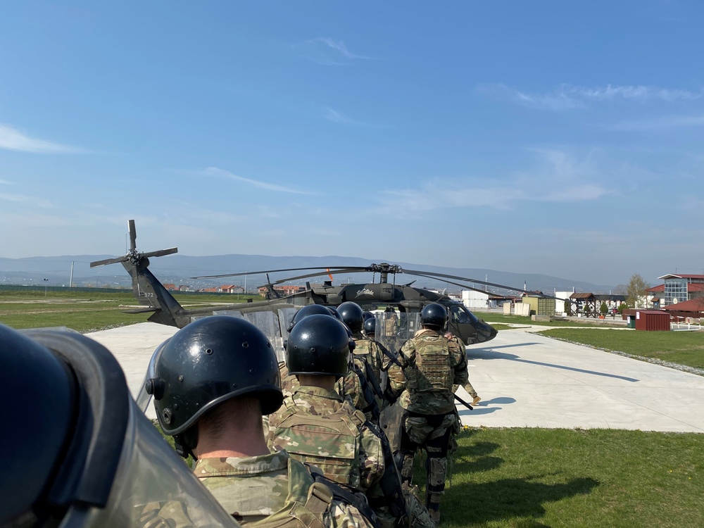 KFOR RC-E Maneuver Battalion conducts air movement drills