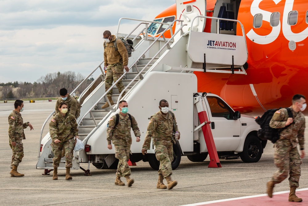 Soldiers with the 94th CSH arrive at Hanscom