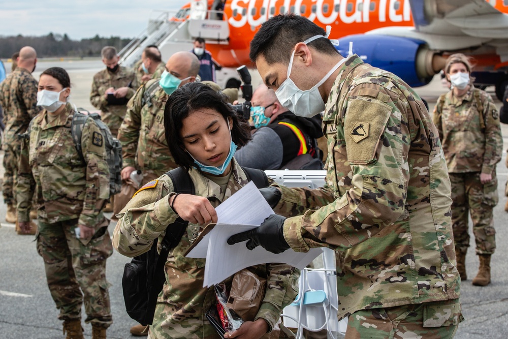 Soldiers with the 94th CSH arrive at Hanscom