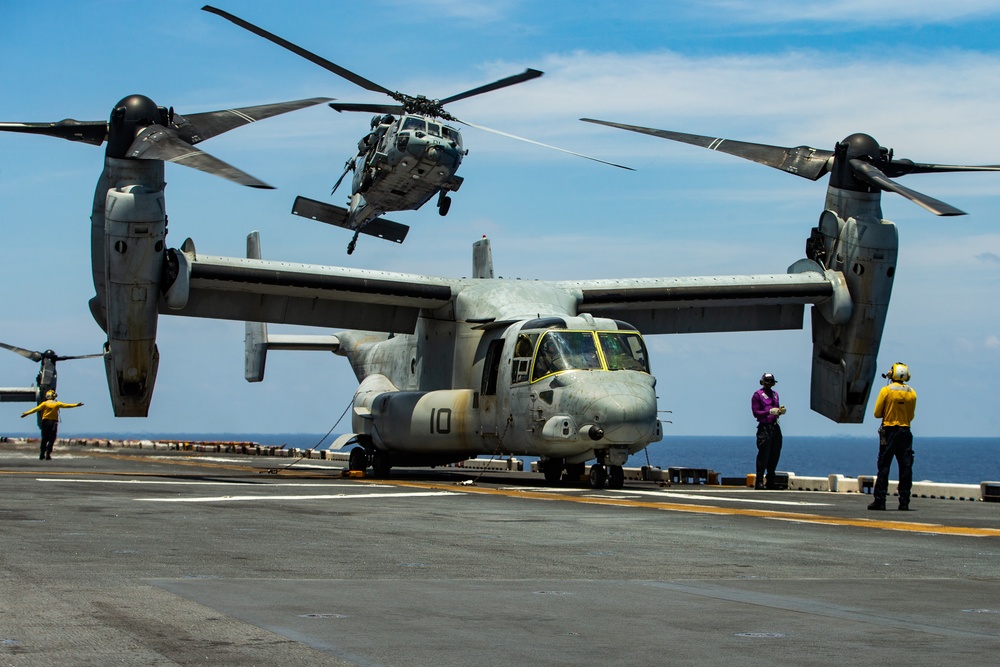 31st MEU, USS America conduct flight operations in South China Sea