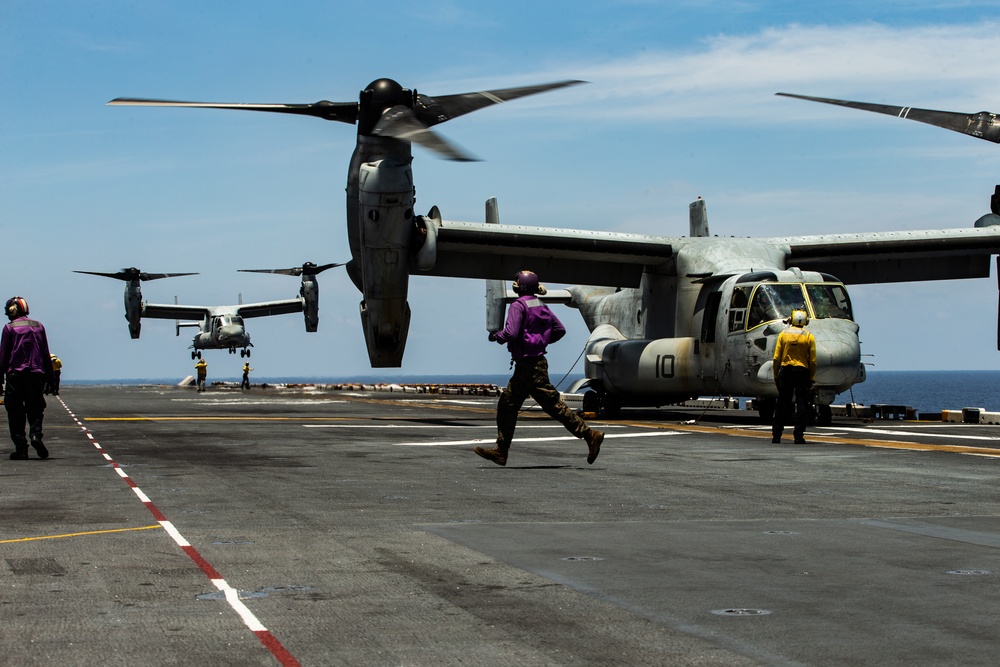 31st MEU, USS America conduct flight operations in South China Sea