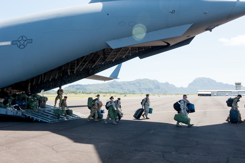 Hawaii Guardsmen airlifted to neighbor islands, assist COVID-19 response