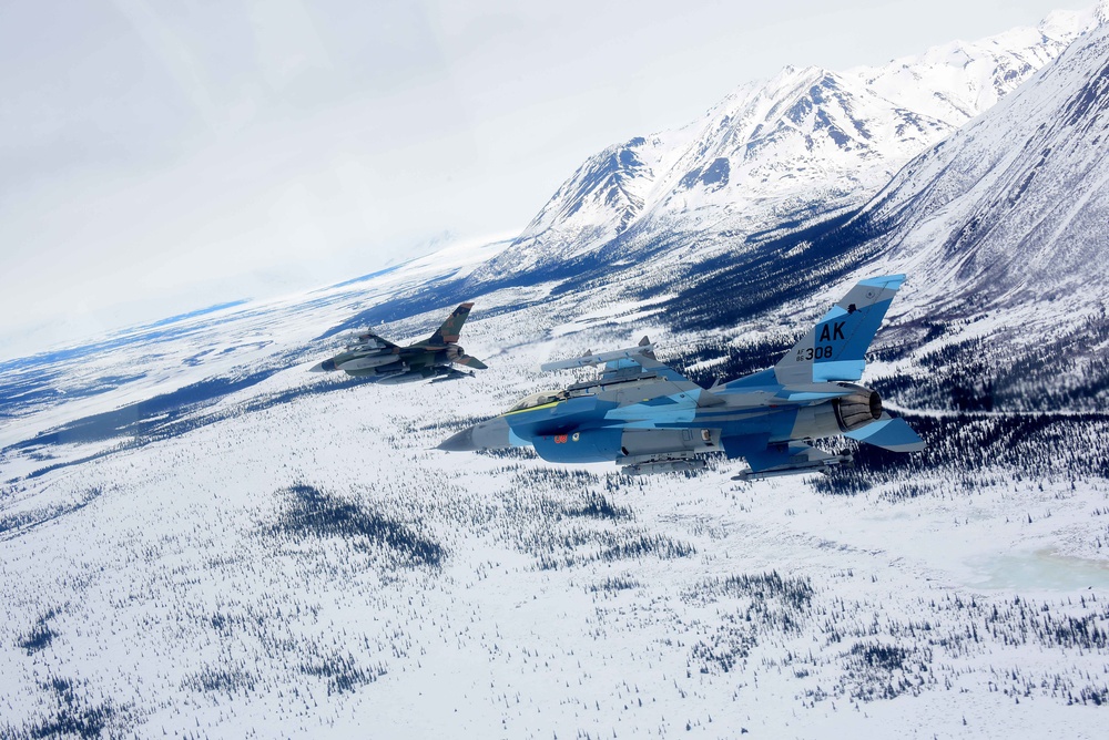 DVIDS - Images - Aggressors train above icy terrain [Image 2 of 8]
