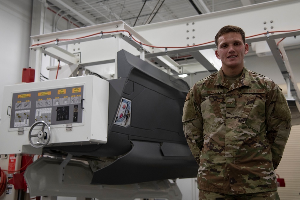 9,000th F-35 Maintainer graduates training program