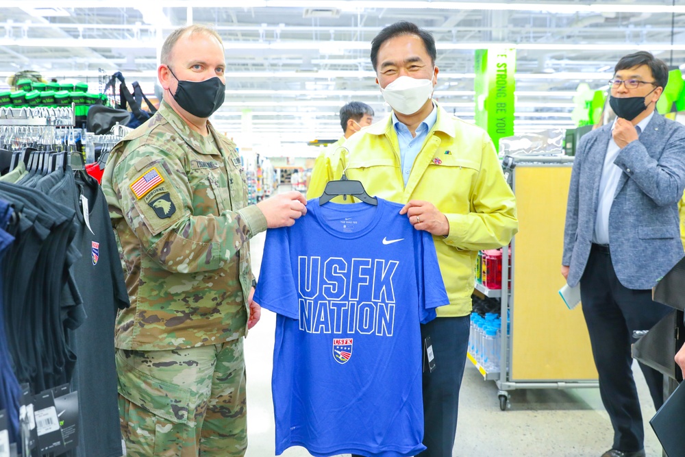 Pyeongtaek City Mayor Comes to Camp Humphreys During COVID-19