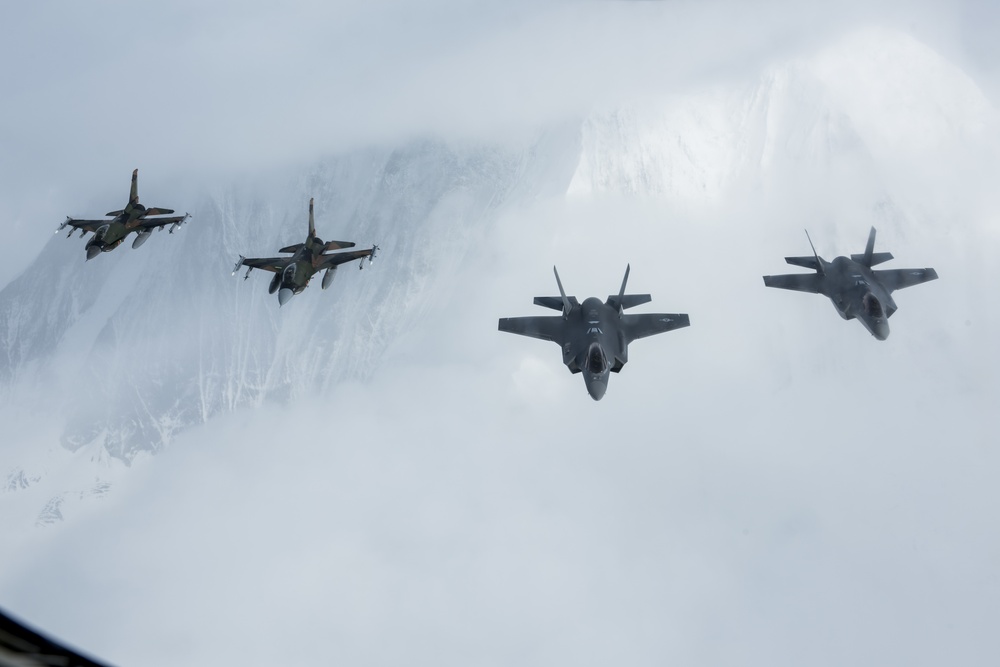 F-35s arrive at Eielson