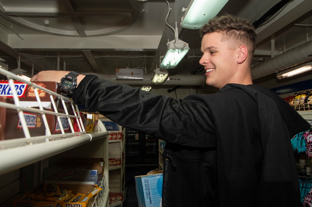 USS Harry S. Truman (CVN 75) transits the Atlantic Sea