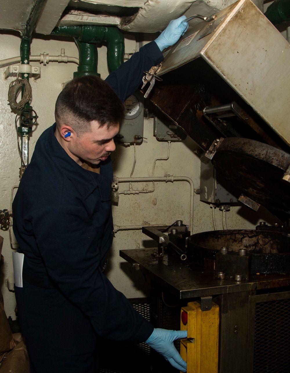 USS Harry S. Truman (CVN 75) transits the Atlantic Sea