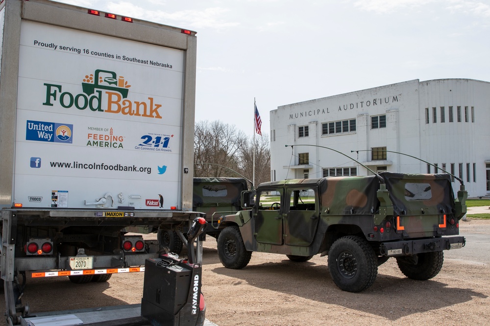 Nebraska Soldiers support food bank operations in David City