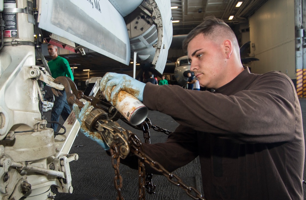 USS Harry S. Truman (CVN 75) transits the Atlantic Sea