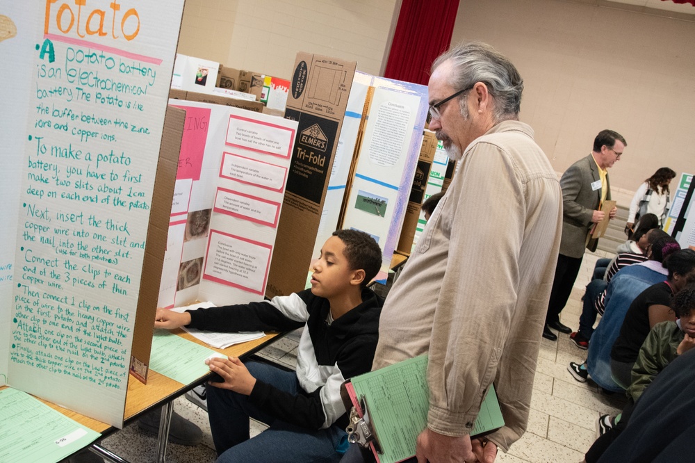 4 reasons volunteering for science fairs pays big dividends