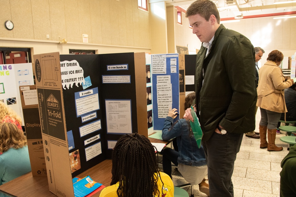 4 reasons volunteering for science fairs pays big dividends