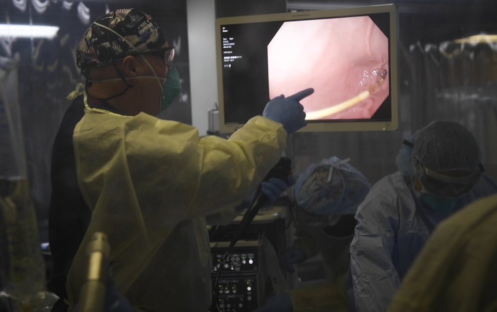 Dvids Images Us Navy Doctors Nurses And Corpsmen Treat Patients In The Icu Aboard Usns 